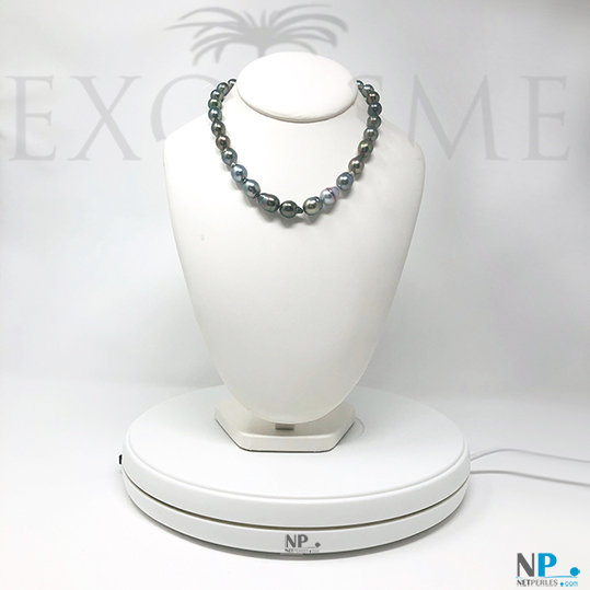 Collier de perles de Tahiti, perles noires, reflets varies, forme baroque, diametre 8,0 à 10,9 mm et longueur 43 à 44 cm